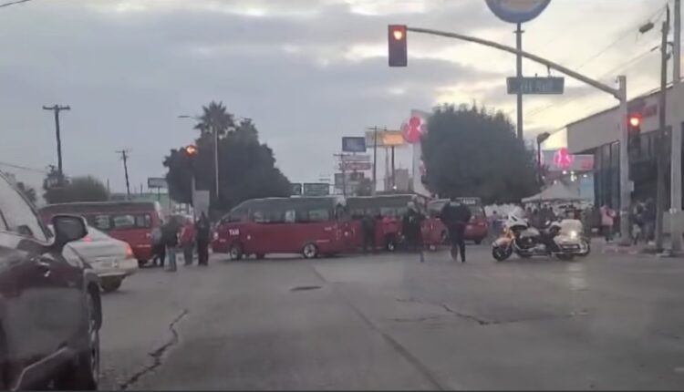 Bloquean Taxistas De Rojo Y Negro Crucero Vial En Tijuana En Linea BC