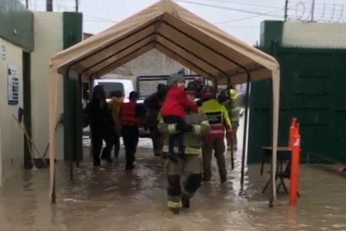 Rescatan Bomberos Y PC A 150 Alumnos Por Inundación – En Linea BC