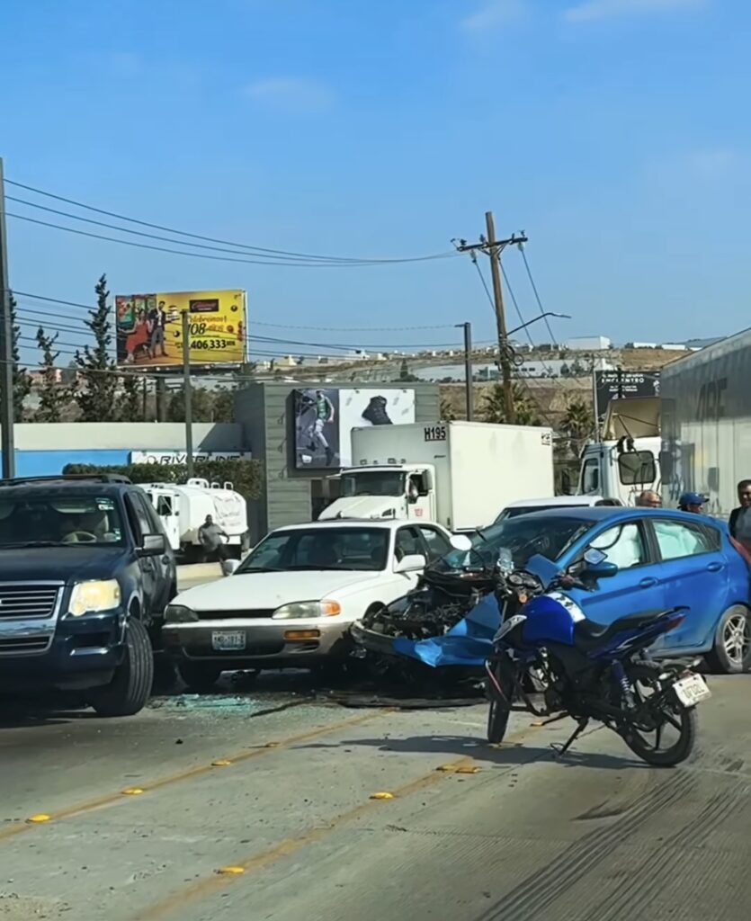 Siete lesionados tras carambola en el bulevar Lázaro Cárdenas En Linea BC